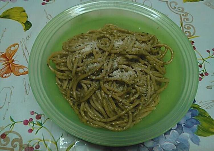 Spaghetti integrali al pesto di basilico noci pecorino