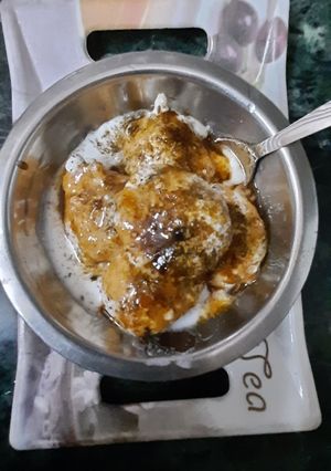 A picture of Dahi vada.