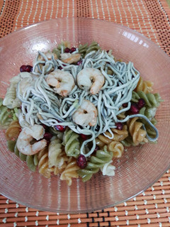 Una foto de Ensalada templada de pasta, gulas, gambas y granada
