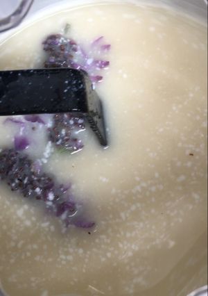 Una foto de Helado de kéfir limón y lavanda