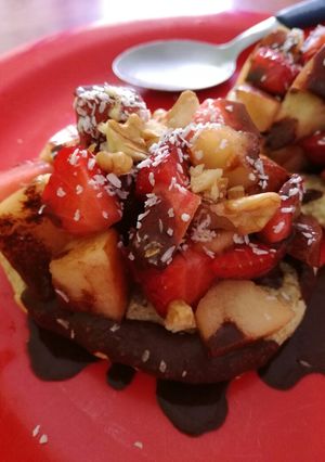 Una foto de Tortita de coco y salvado de avena, con frutillas y manzanas
