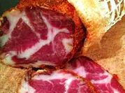 Una foto de bondiola de cerdo embutido