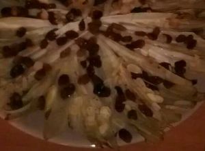 Foto di Indivia con uvetta e mandorle