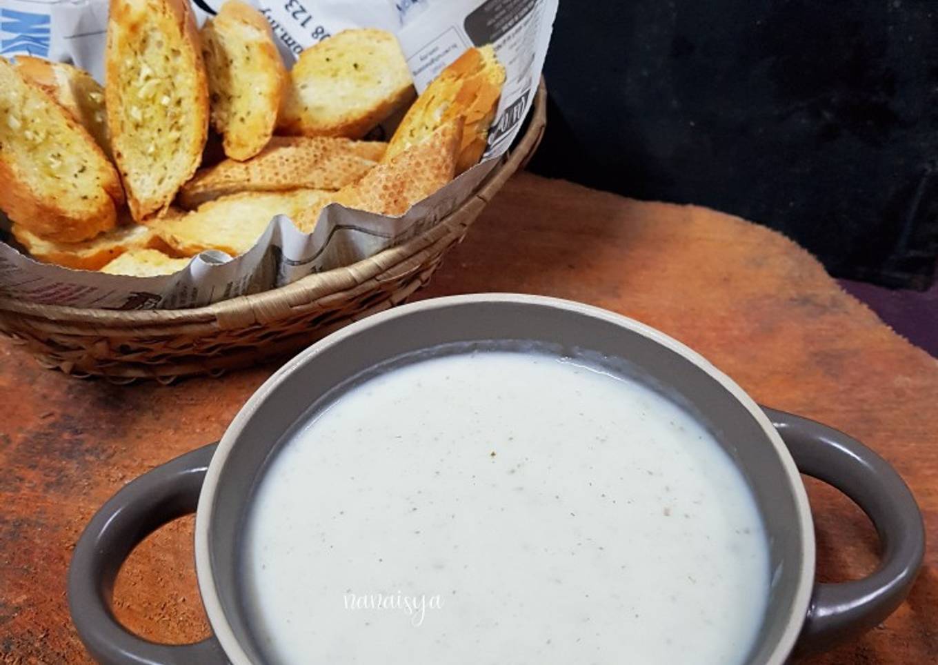 Sup cendawan dan roti bawang putih