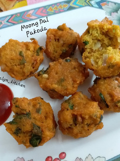 A picture of Moong Dal Pakoda.