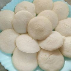 A picture of Fresh soft idlis.