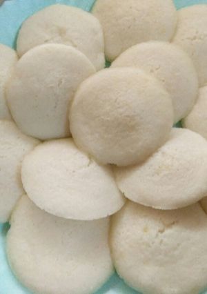 A picture of Fresh soft idlis.