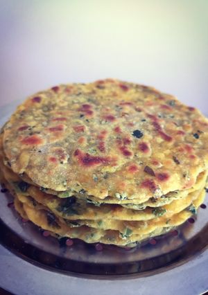 A picture of Gujarati Methi Paratha (Fenugreek leaves Roti).