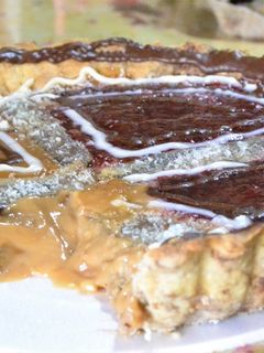 Una foto de Tarta con masa quebrada, relleno dulce de leche casero y frutilla
