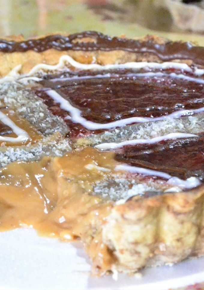 Una foto de Tarta con masa quebrada, relleno dulce de leche casero y frutilla