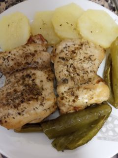 Una foto de Contrasmuslo de pollo deshuesado al horno con verduras