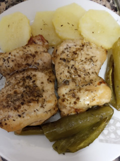 Una foto de Contrasmuslo de pollo deshuesado al horno con verduras