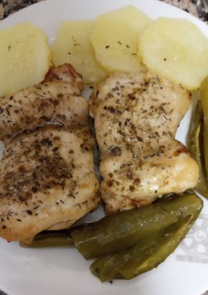 Una foto de Contrasmuslo de pollo deshuesado al horno con verduras
