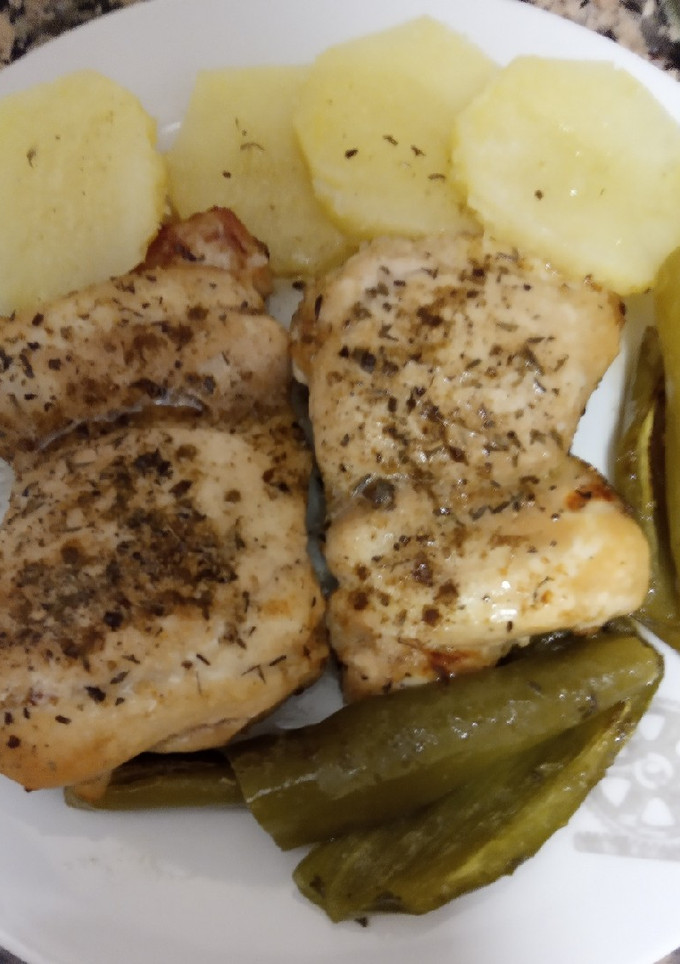 Una foto de Contrasmuslo de pollo deshuesado al horno con verduras