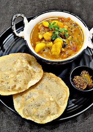 पंचमेल पूरी और आलू की सब्जी रेसिपी मुख्य फोटो