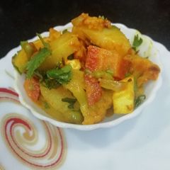 A picture of Mix veg in tomato gravy.
