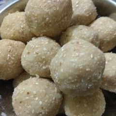 Til ke Ladoo A picture of Til ke Ladoo.