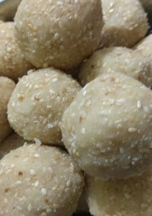 A picture of Til ke Ladoo.