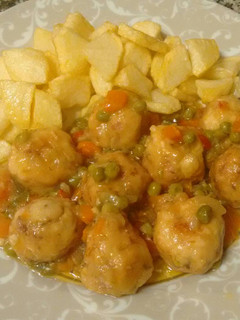Una foto de Albóndigas de pollo y jamón serrano a la jardinera