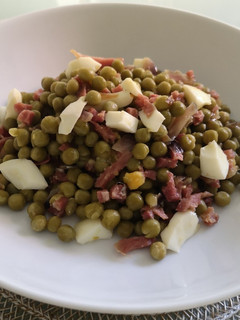 Una foto de Guisantes con jamón y huevo duro