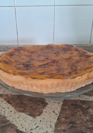 Una foto de Tarta crocante de zapallo y boniato con cebolla caramelizada🧅🍠