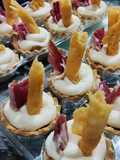 Canapé de mousse de parmesano con pera caramelizada y jamón
