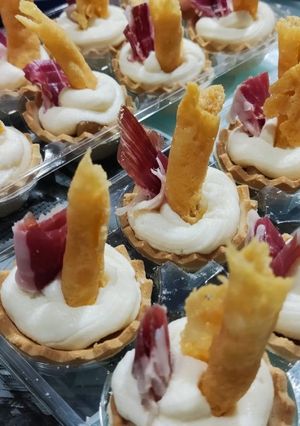 Una foto de Canapé de mousse de parmesano con pera caramelizada y jamón
