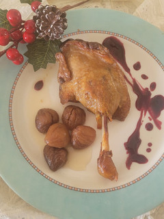Una foto de Confit de Canard con salsa de arándanos y castañas en almíbar en un plis plas