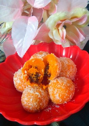 Mawa coconut stuff gulkand ladoo रेसिपी मुख्य फोटो