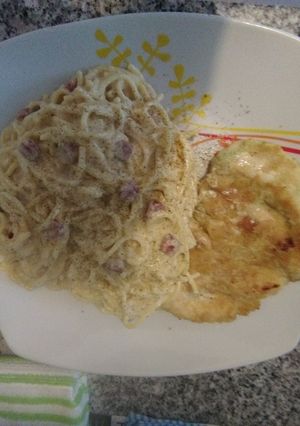 Una foto de Tallarín Salsa blanca con pollo a milanesa