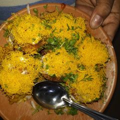 A picture of Dahi Ragda Puri.