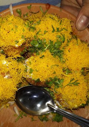 A picture of Dahi Ragda Puri.
