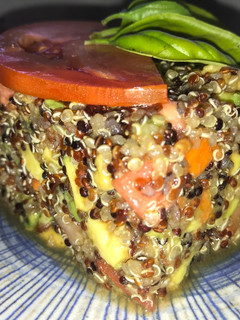 Una foto de Ensalada de quinoa tricolor