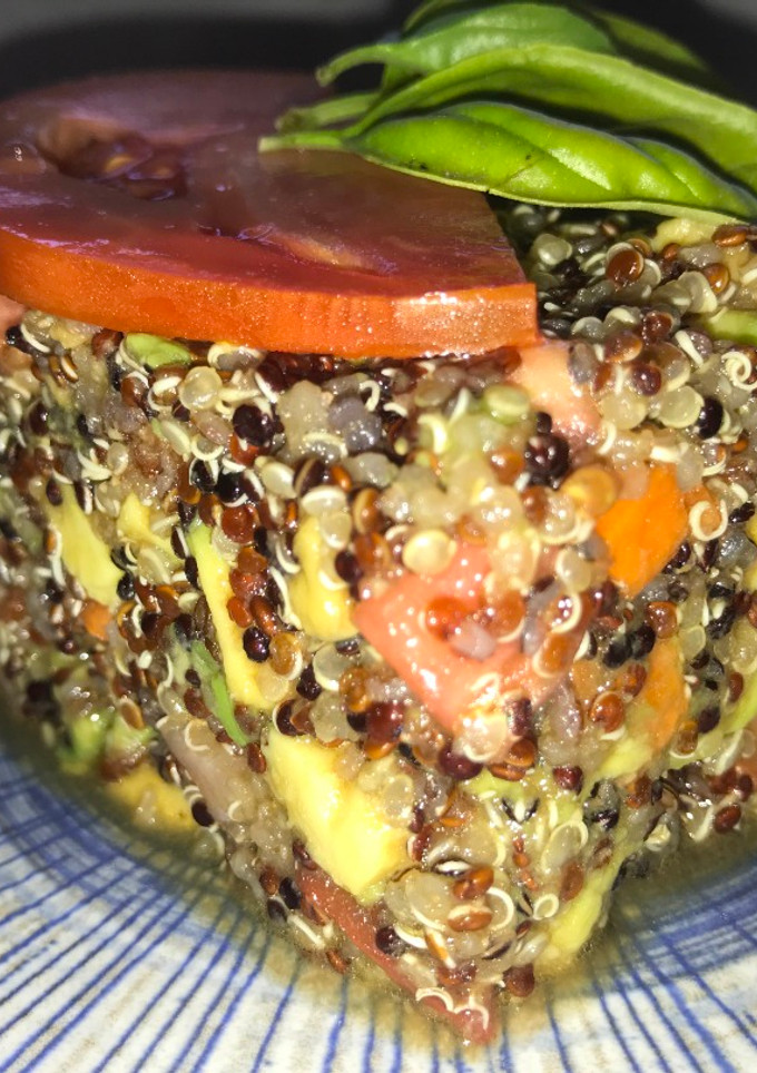 Una foto de Ensalada de quinoa tricolor