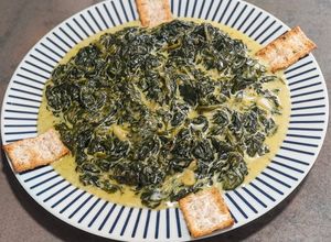 Una foto de Espinacas frescas con nata y queso