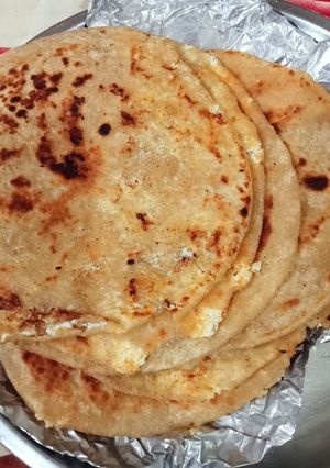 A picture of Paneer ke paraathe.