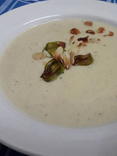 Una foto de Crema de puerros y almendras