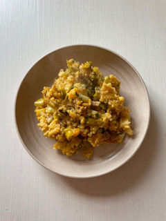 Una foto de Mijo estilo India con coliflor y seitán