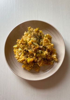 Una foto de Mijo estilo India con coliflor y seitán