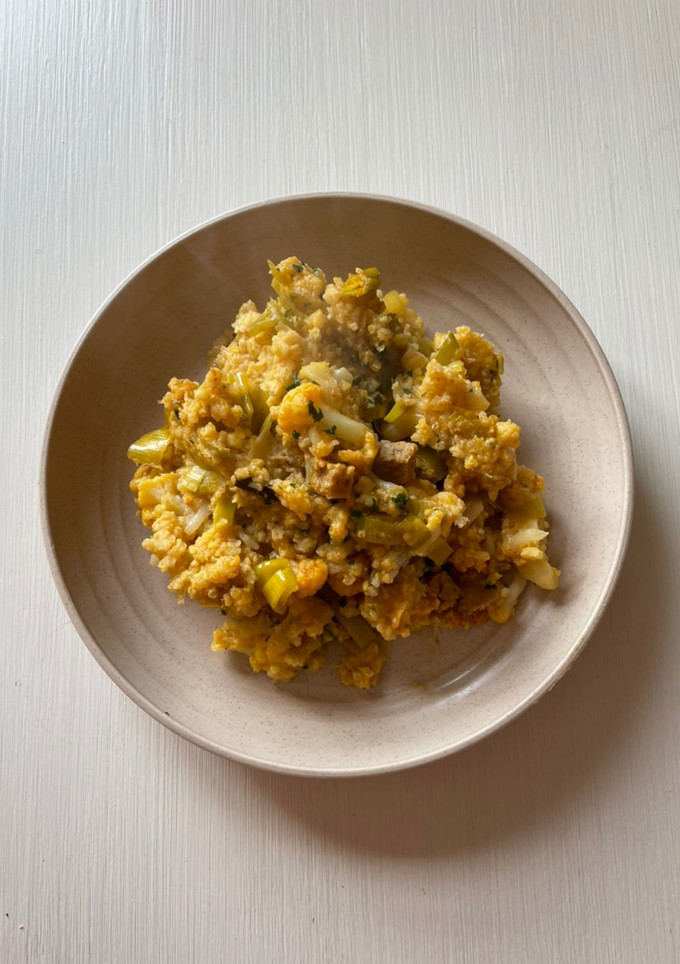 Una foto de Mijo estilo India con coliflor y seitán