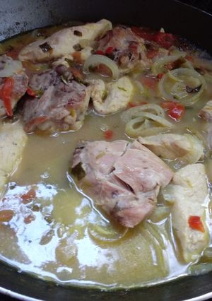 Una foto de Salteado de pollo y verduras al disco en la parrilla