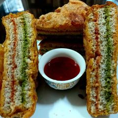 A picture of Tri colour bread pakaod.
