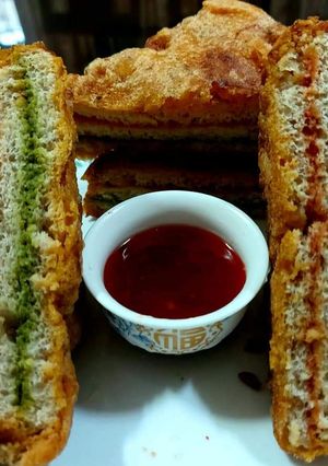 A picture of Tri colour bread pakaod.