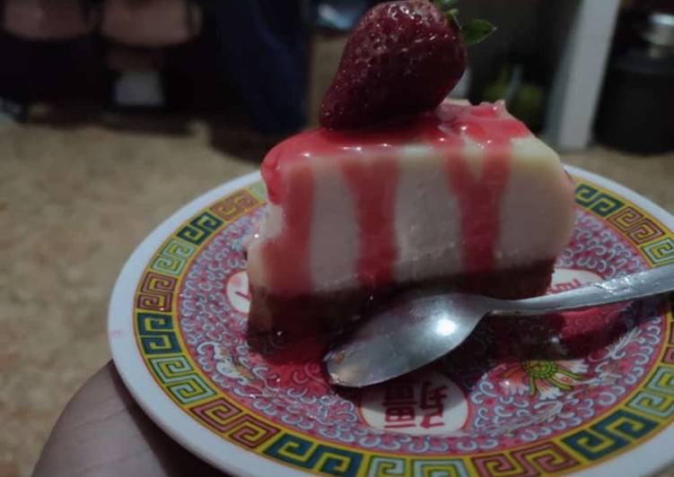 Resep Strawberry cheesecake 🍓 (no bake,no gelatin) oleh Resep Strawberry cheesecake 🍓 (no bake,no gelatin) oleh