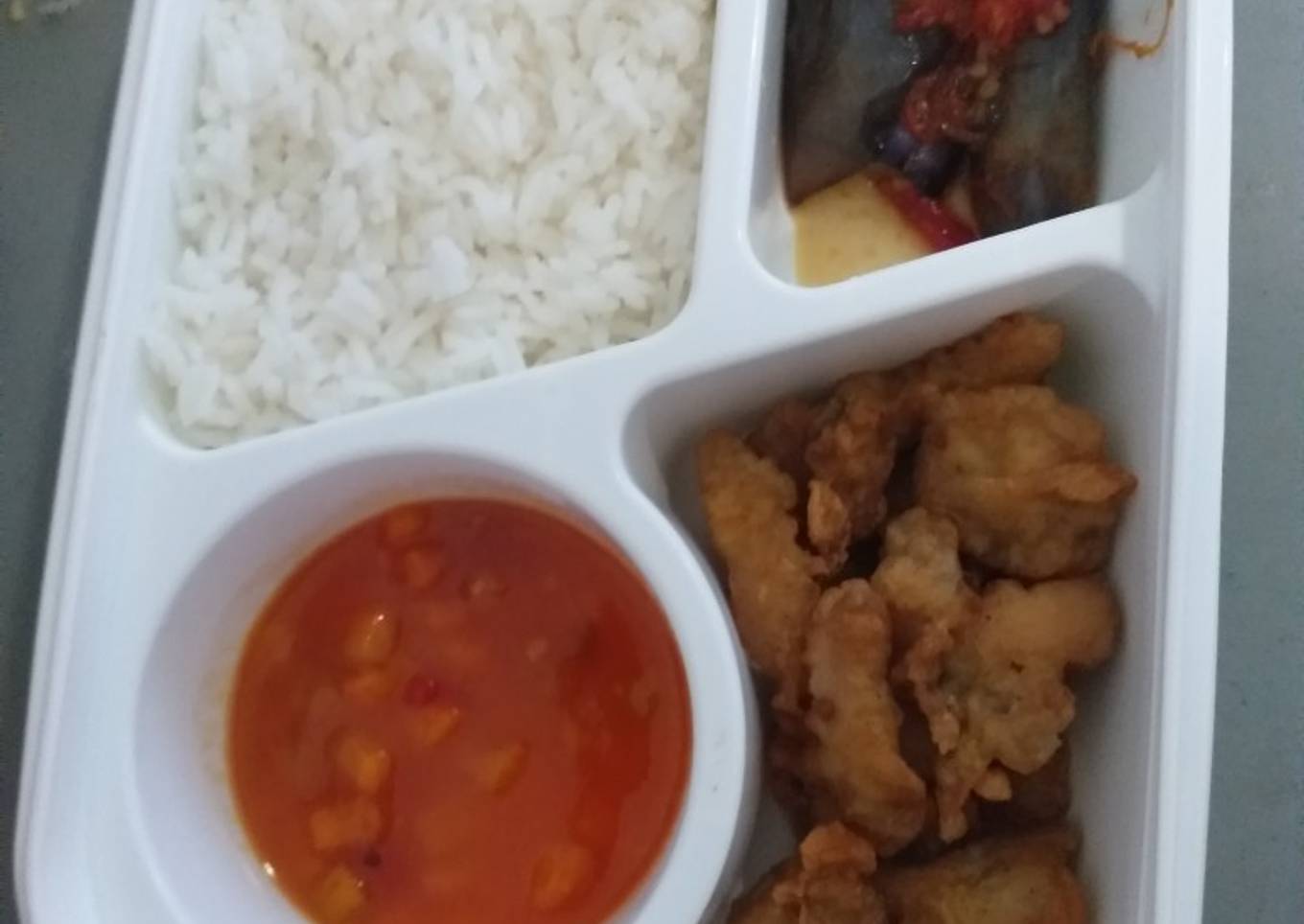 Menu makan siang yang mudah (ayam goreng mini dengan tepung dan kuning telur)