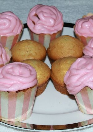 A picture of Lemon Cupcakes.