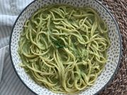 Una foto de spaguetti con jalapeño