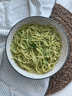 Una foto de Espagueti verde con cilantro