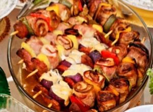 Foto de Espetadas de Frango com Bacon, Pimento e Cebola