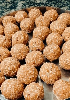 A picture of Til ke ladoo.